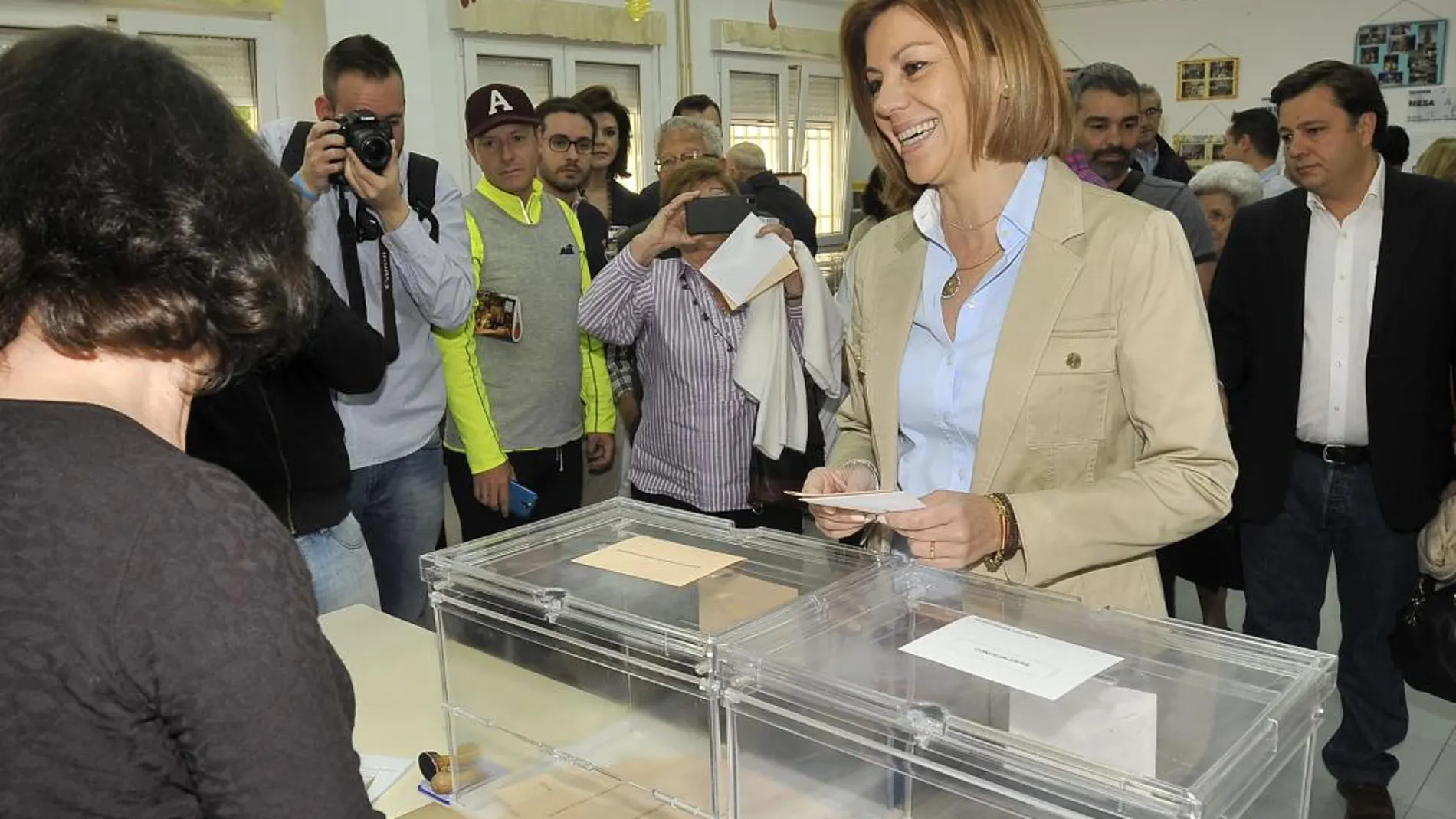 La presidenta de Castilla-La Mancha y candidata a la reelección, María Dolores de Cospedal, deposita su voto para las elecciones del 24M en un colegio electoral de Albacete.