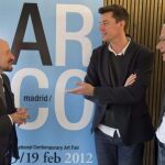 El director de Arco, Carlos Urroz (i), charla con el comisario de exposición holandés Xander Karskens (c) y con el embajador holandés en Madrid, Aad Hogervors (d)