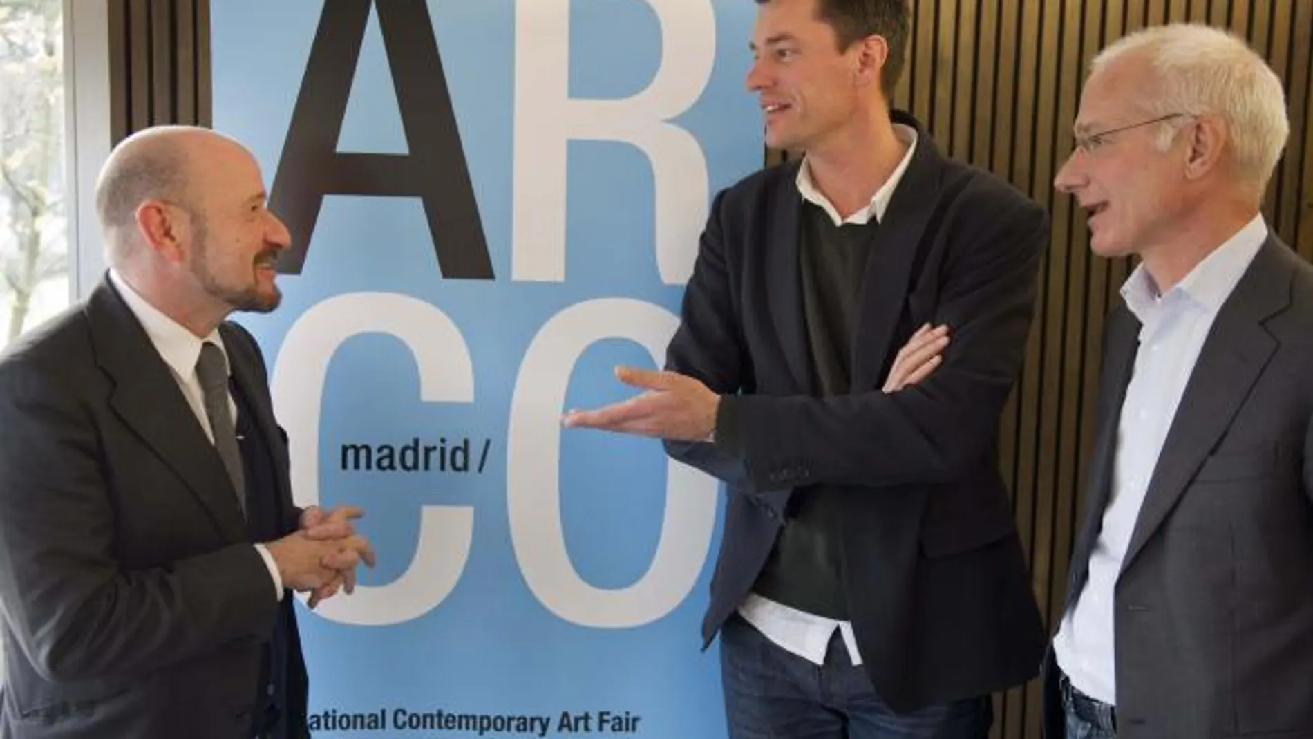 El director de Arco, Carlos Urroz (i), charla con el comisario de exposición holandés Xander Karskens (c) y con el embajador holandés en Madrid, Aad Hogervors (d)