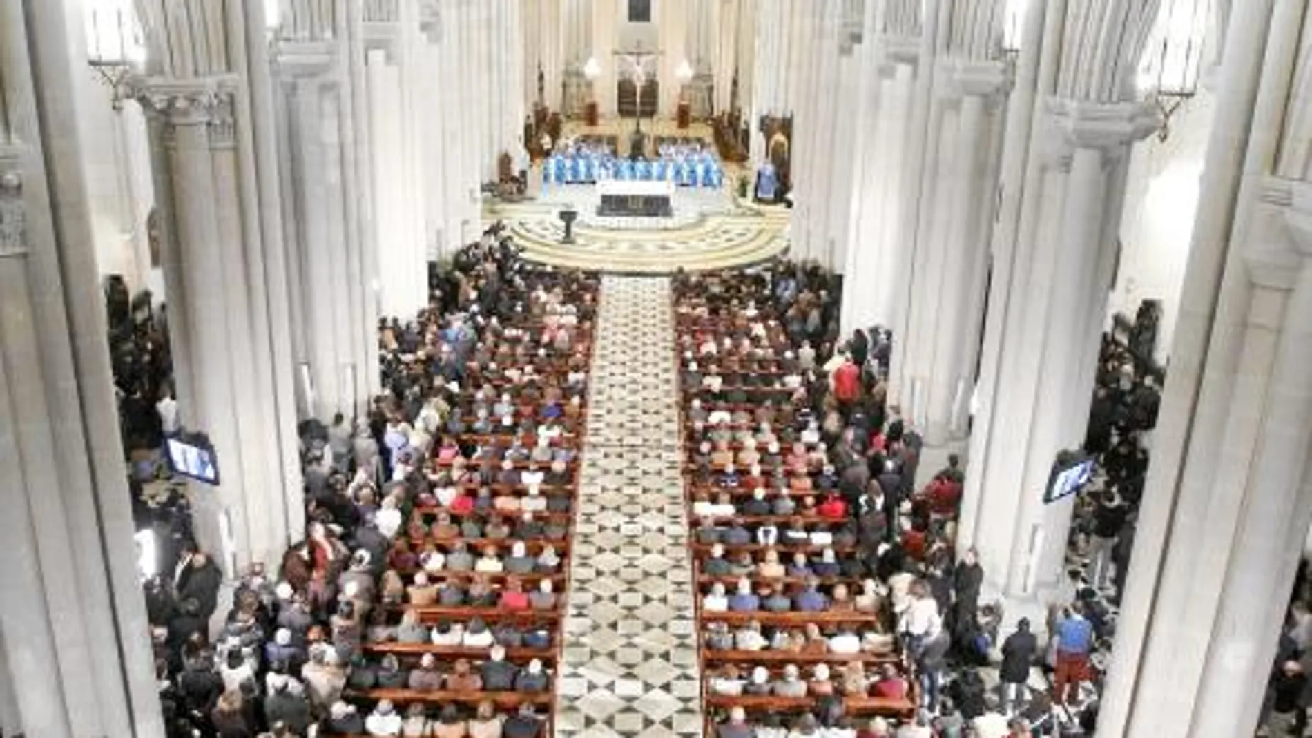 Sacerdotes revestidos de azul y una catedral de la Almudena repleta, en una escena que se repite cada año en la vigilia de la Inmaculada