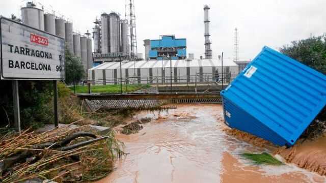 La lluvia inundó de barro el barrio de la Salut de Salou por segunda vez en apenas cuatro días