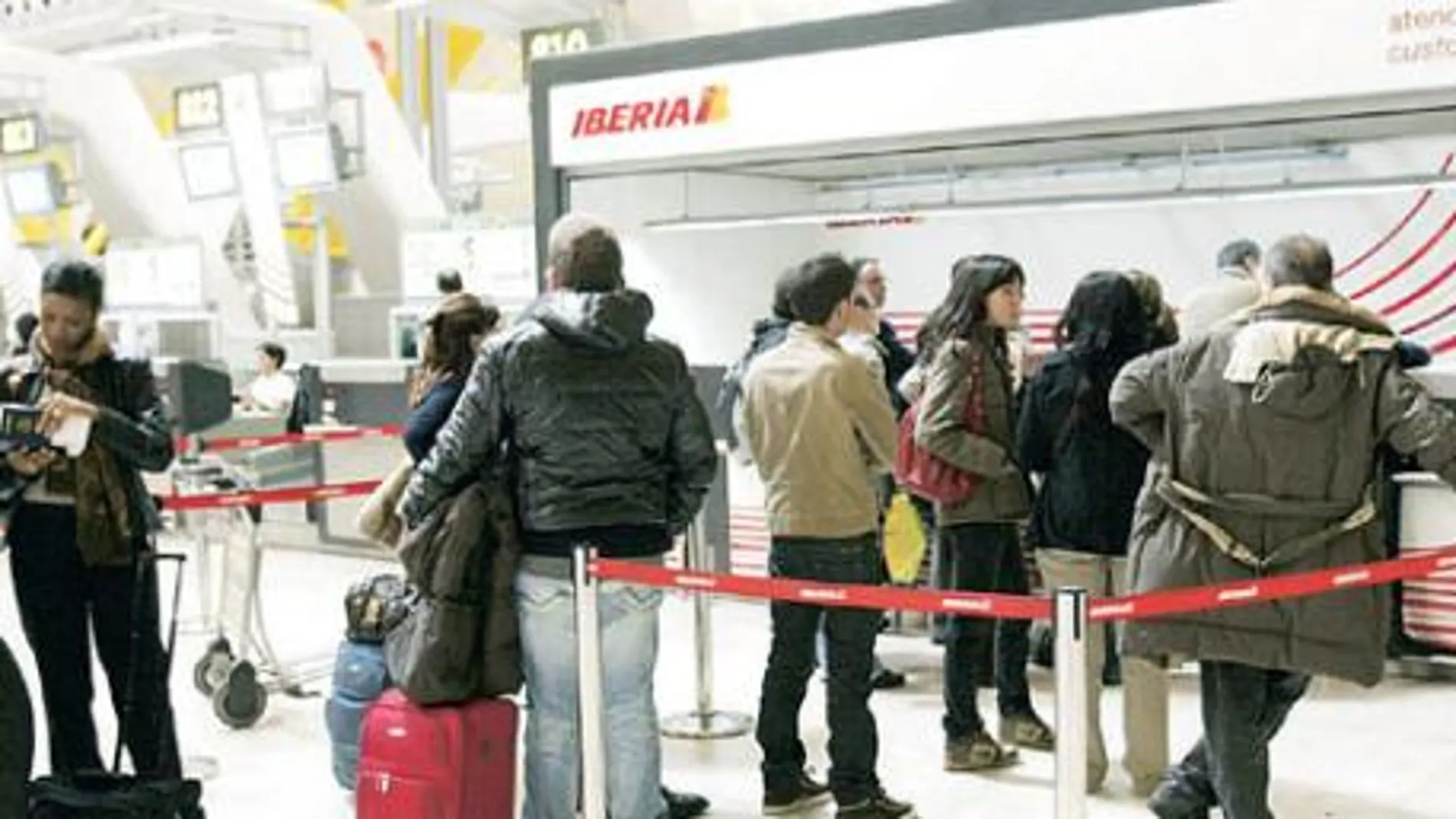 La falta de controladores provoca retrasos en cadena en Barajas