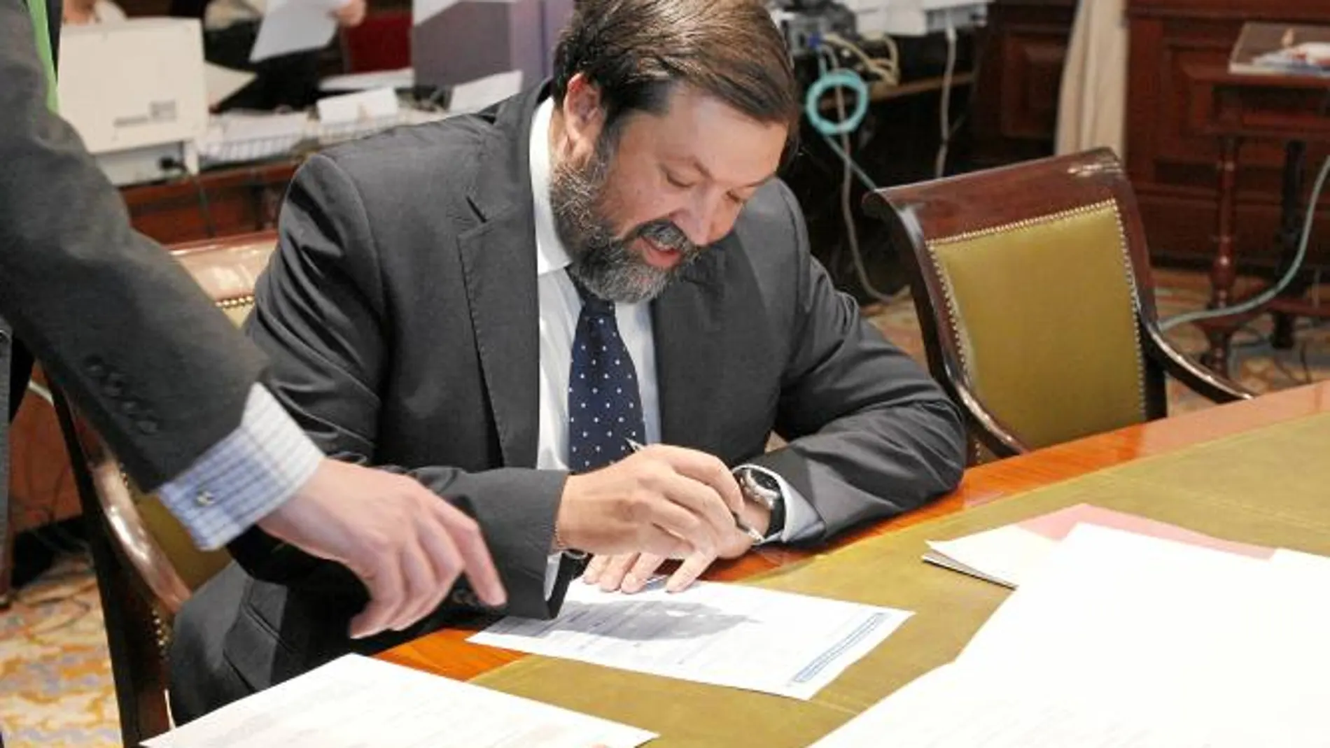 Francisco Caamaño, como hará el resto de los nuevos diputados en las Cortes españolas, firmó ayer tras recoger su nuevo «pack» de parlamentario, que incluye iPad, un iPhone y router.