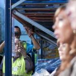 Trabajadores del Banco de Alimentos de Barcelona fotografiaban, ayer, a los candidatos del PP