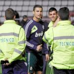 Trabajadores del Rayo aprovechan la circunstancia para hacerse fotos con Cristiano Ronaldo