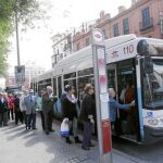 Los mayores de 65 años con ingresos inferiores a los 1.500 viajarán gratis en los autobuses