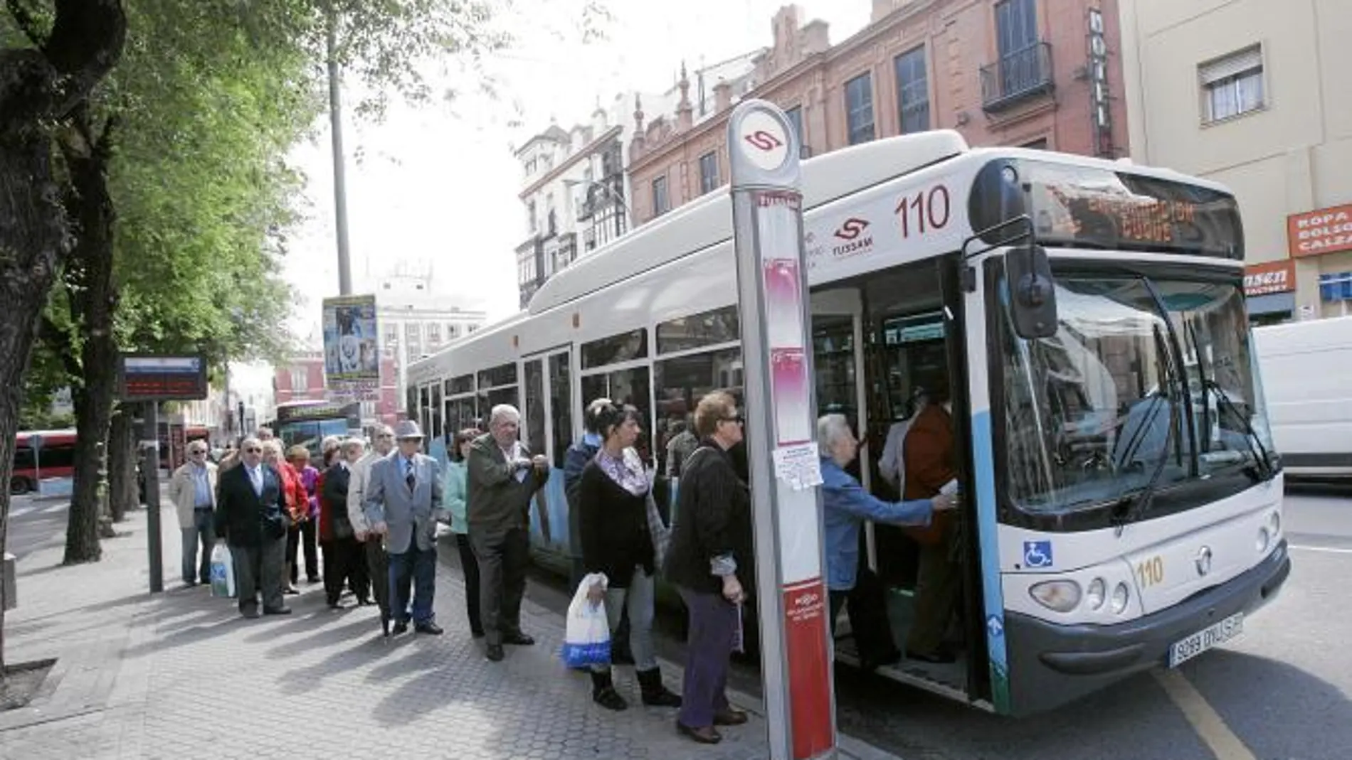 Los mayores de 65 años con ingresos inferiores a los 1.500 viajarán gratis en los autobuses