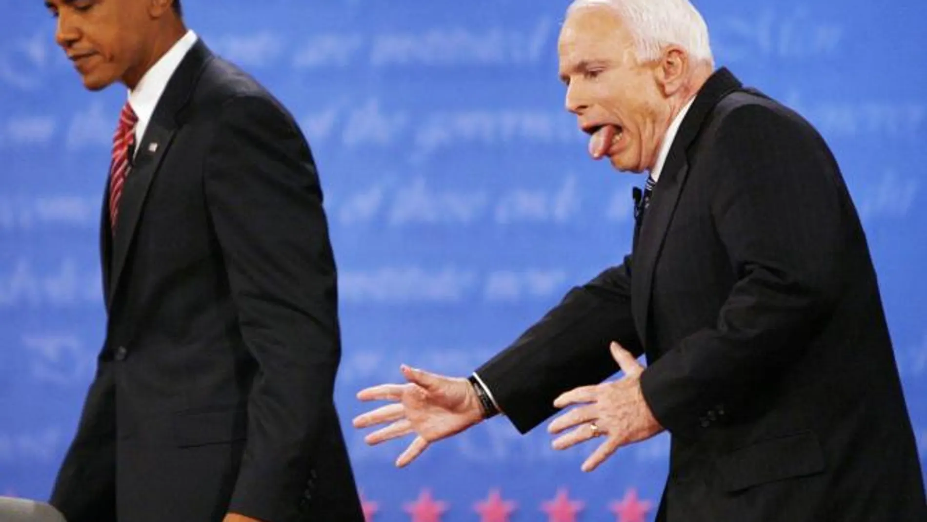 McCain contra obama. El veterano republicano no pudo hacer nada frente al carisma del candidato demócrata: la cámara captó un mal gesto, pero fue divertido. Era el 15 de octubre de 2008