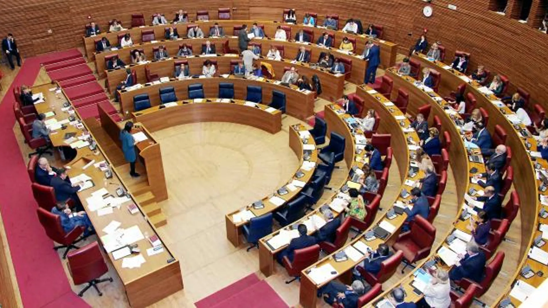 El pleno de Les Corts rechazó las enmiendas de la oposición y aprobó la del PP