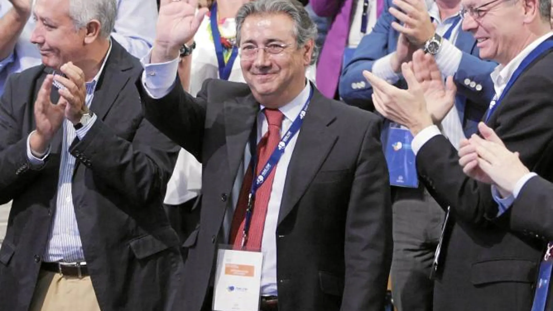 Juan Ignacio Zoido, junto a Javier Arenas y Alberto Ruiz-Gallardón, ayer, durante la décima asamblea de la FEMP