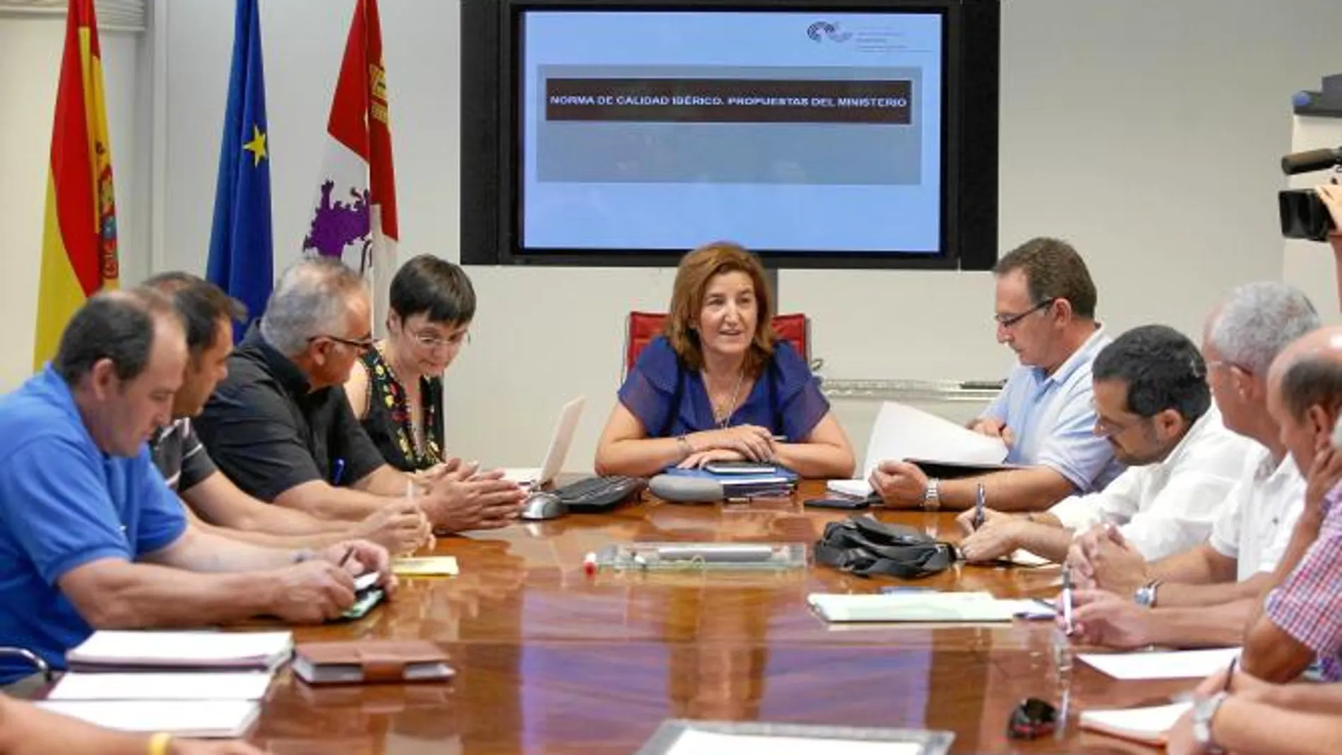 Frente común de Gobierno y ganaderos en defensa del sector del porcino ibérico