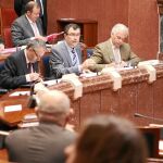 El titular de Universidades, Empresa e Investigación, José Ballesta (centro)