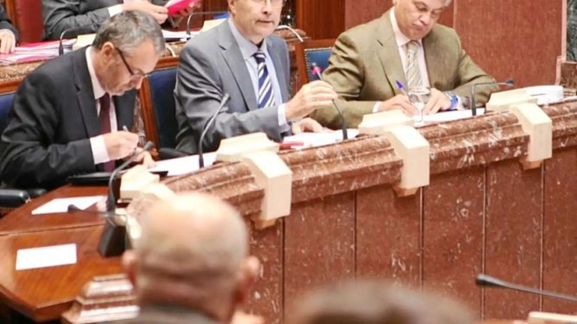 El titular de Universidades, Empresa e Investigación, José Ballesta (centro)