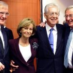 Elena Salgado, posa con, de izquierda a derecha, Olli Rehn, Mario Monti y Jean Claude Juncker