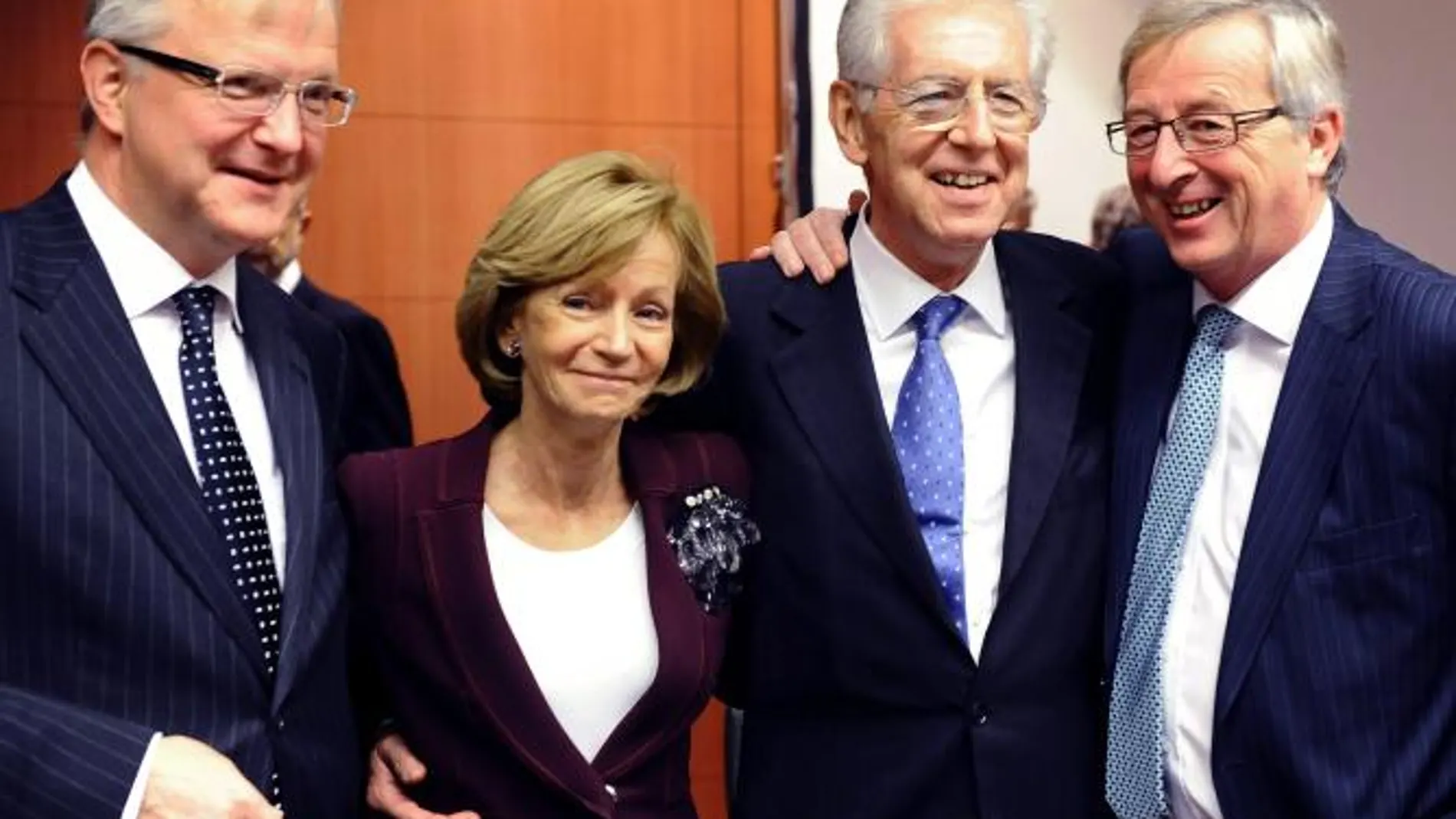 Elena Salgado, posa con, de izquierda a derecha, Olli Rehn, Mario Monti y Jean Claude Juncker