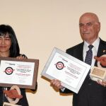 Eusebio Pérez, de Feafes Salamanca, y Rosa María Conde, de Feafes León, recogen el premio a su trabajo en favor del colectivo en el ámbito asociativo