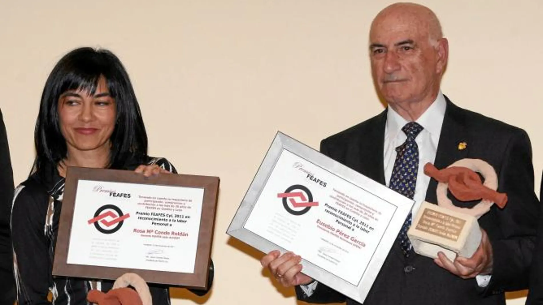 Eusebio Pérez, de Feafes Salamanca, y Rosa María Conde, de Feafes León, recogen el premio a su trabajo en favor del colectivo en el ámbito asociativo