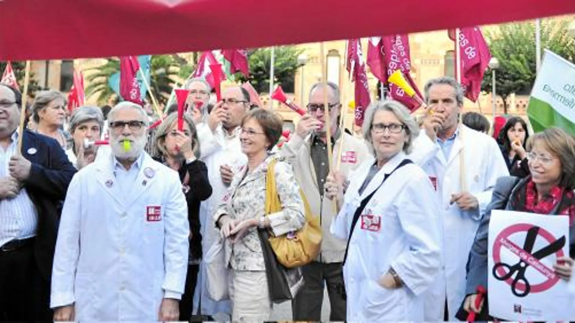 Todos los sindicatos estuvieron presentes en la protesta frente a la conselleria de Salud