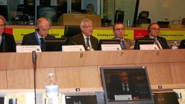 El presidente de la Región y vicepresidente del Comité de las Regiones, Ramón Luis Valcárcel (4 derecha), durante su intervención en el pleno de la institución, ayer en Bruselas