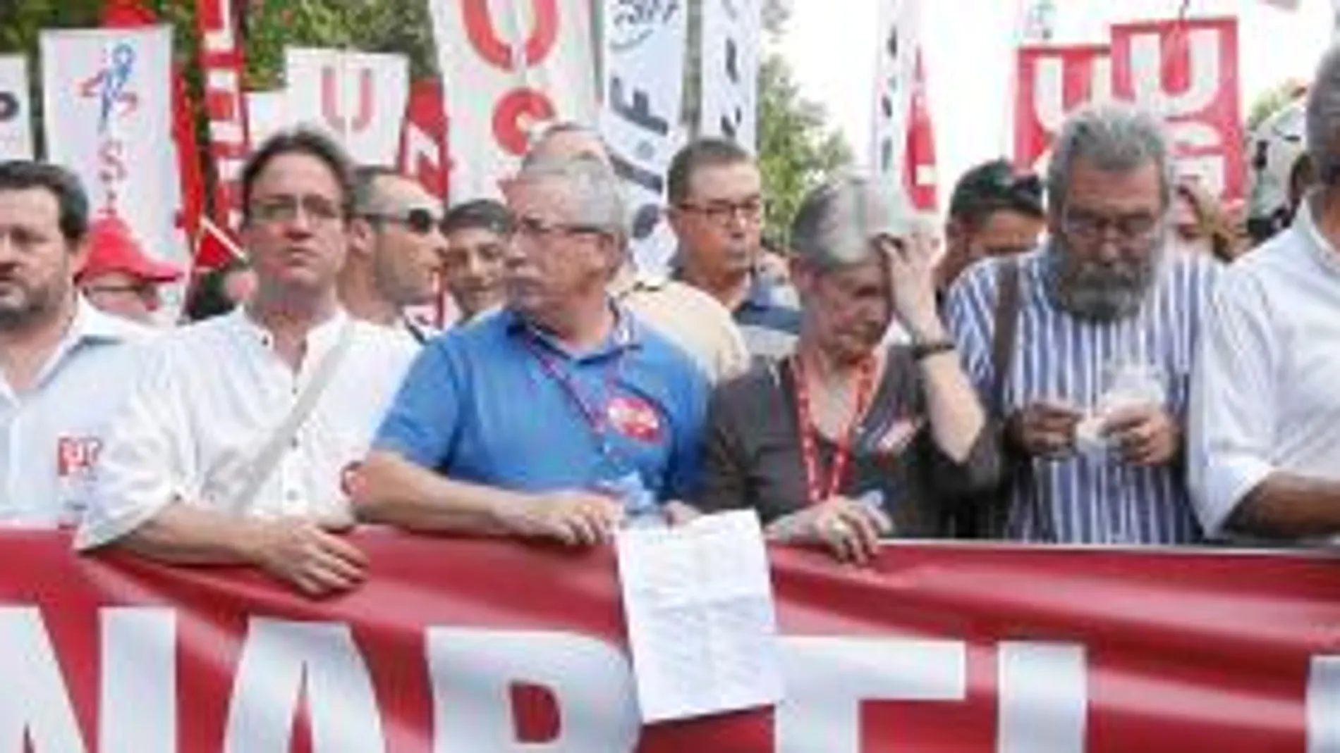 Fernández Toxo y Cándido Méndez, en la cabecera de una manifestación contra las reformas del Gobierno