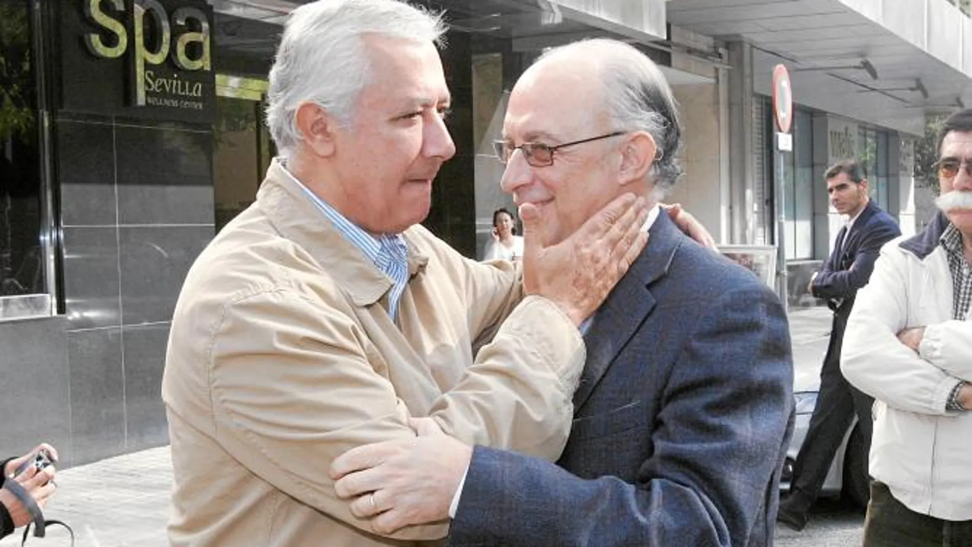 Javier Arenas y Cristóbal Montoro, ayer en un acto en Sevilla