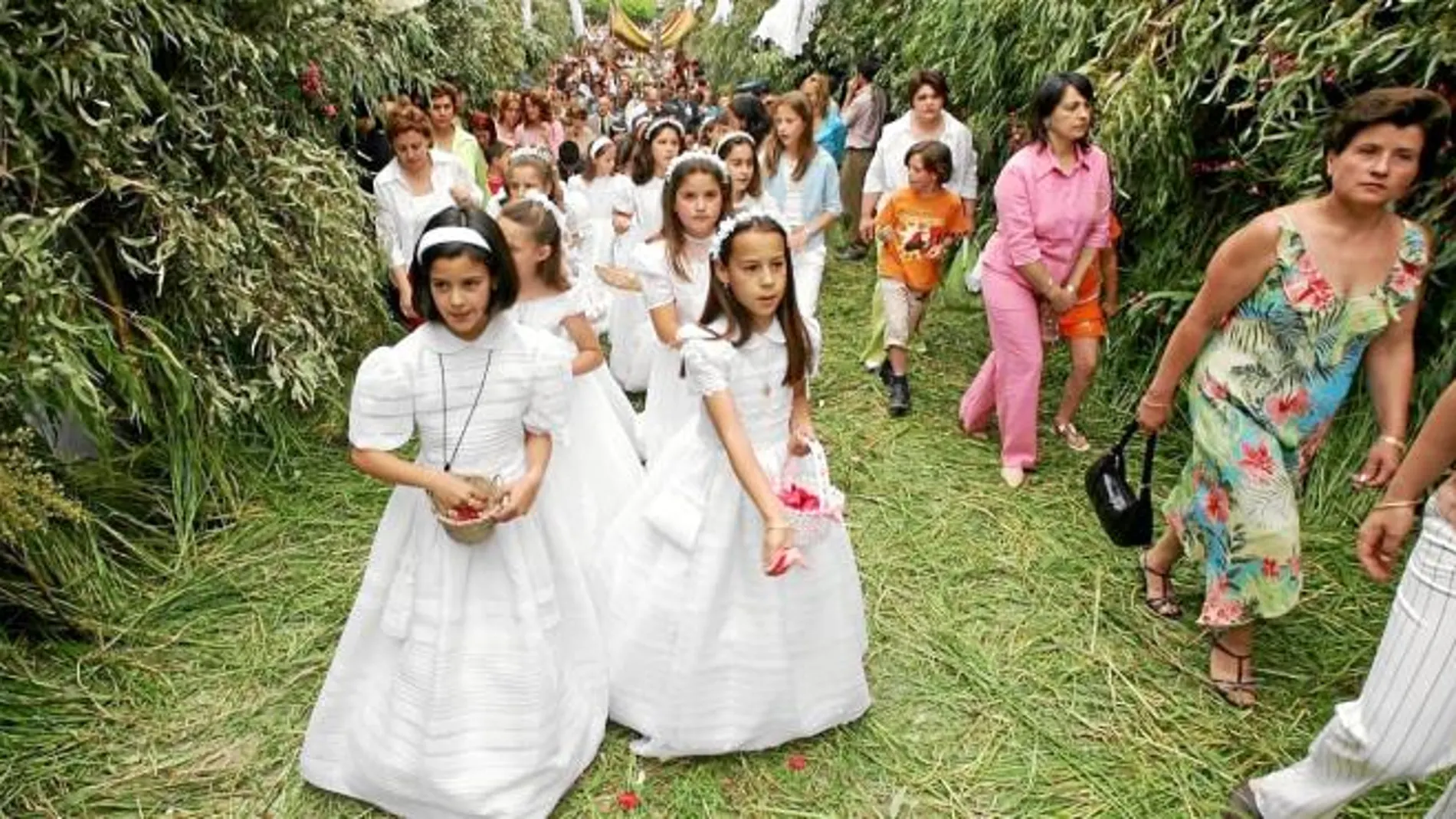 Los padres gastan más de 2000 euros en las comuniones de sus hijos