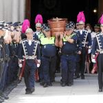 Decenas de compañeros acudieron a la salida de la capilla ardiente y a Cadalso de los Vídrios, donde fue enterrada