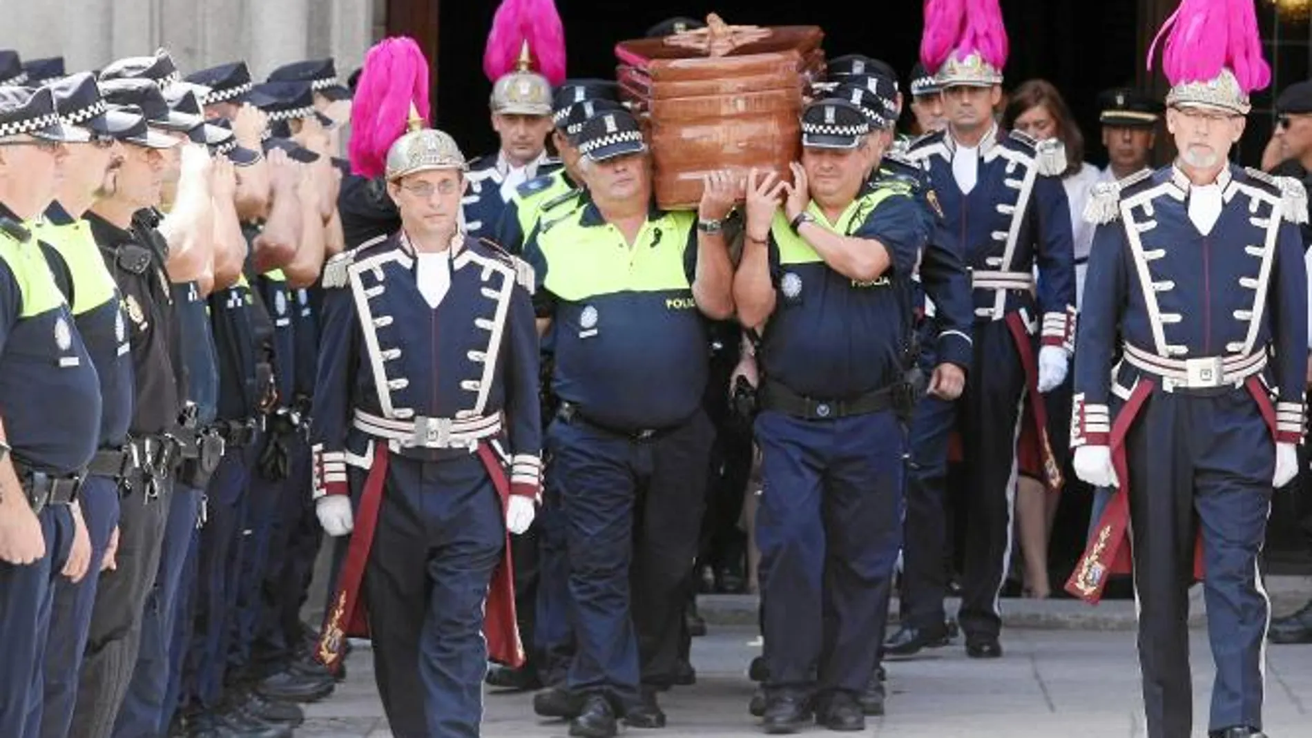 Decenas de compañeros acudieron a la salida de la capilla ardiente y a Cadalso de los Vídrios, donde fue enterrada