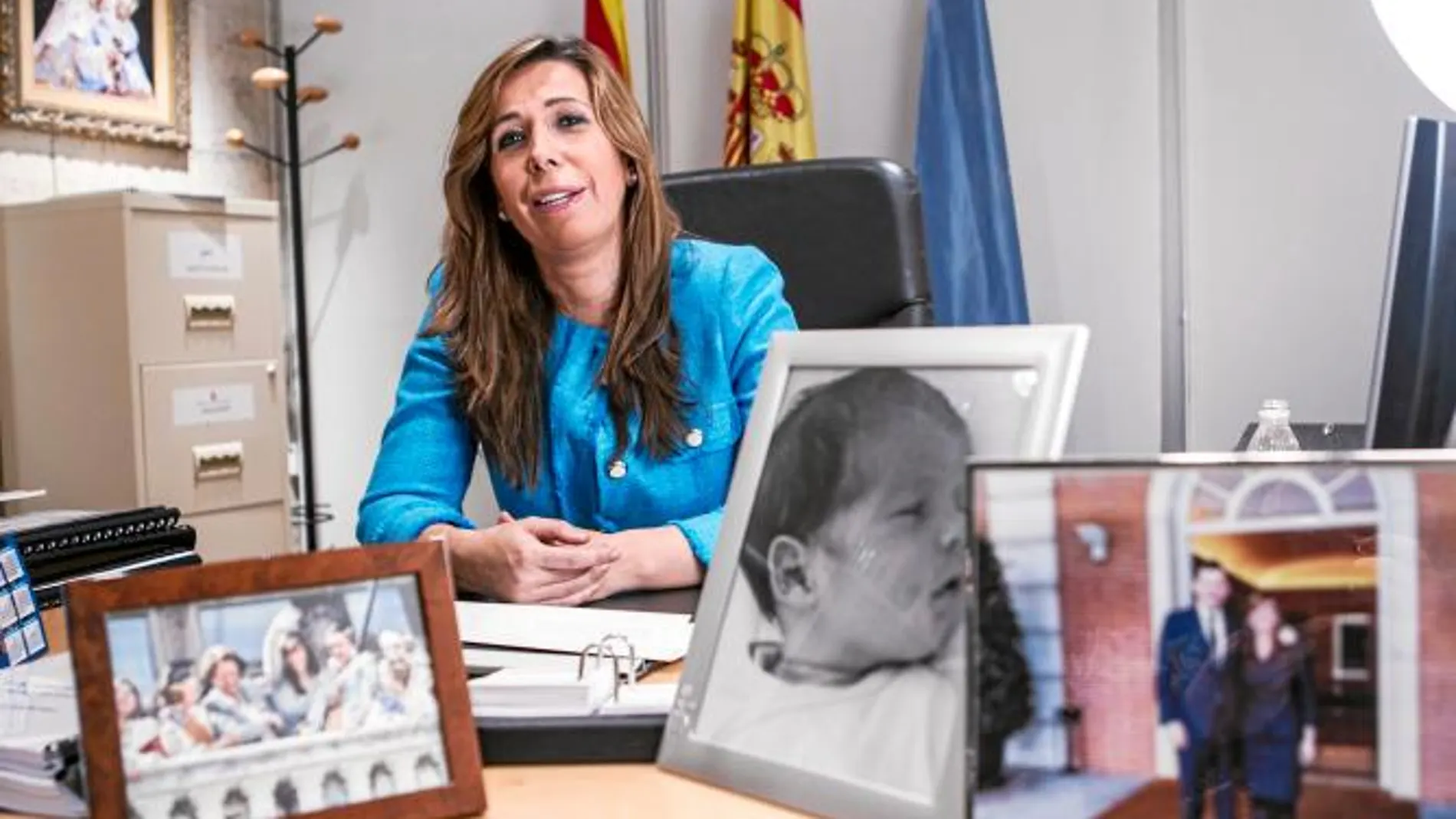 La candidata del PP en su despacho de la calle Urgell de Barcelona, donde se encuentra la sede del partido