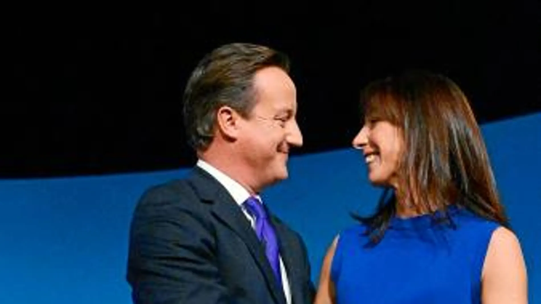 Cameron se abraza con su mujer, Samantha, tras pronunciar su discurso en la convención tory
