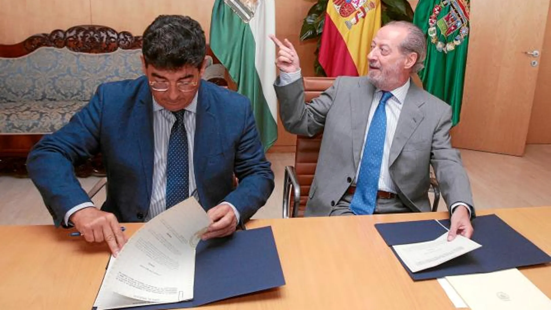 El presidente de la Diputación firmó con Valderas un convenio para la financiación del Plan de Fomento del Empleo Agrario