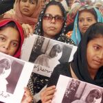 Varias mujeres se manifestaron ayer en Karachi para condenar el ataque a la joven Malala