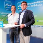 Rafael Salas y Rafael Carmona, ayer en la sede regional del PP
