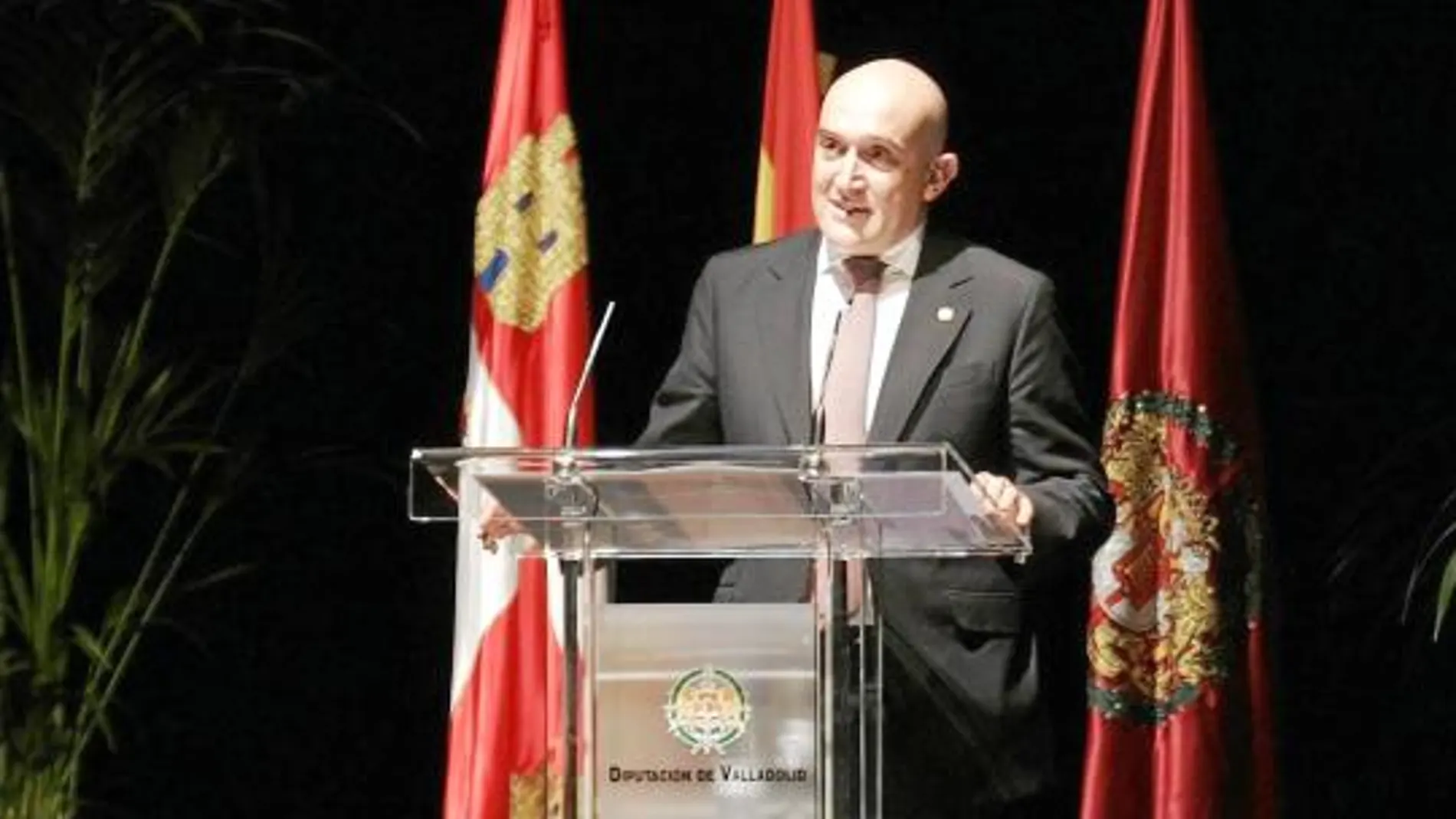 El presidente de la Diputación de Valladolid, Jesús Julio Carnero, ofrece un mensaje animoso durante la celebración del Día de la Provincia