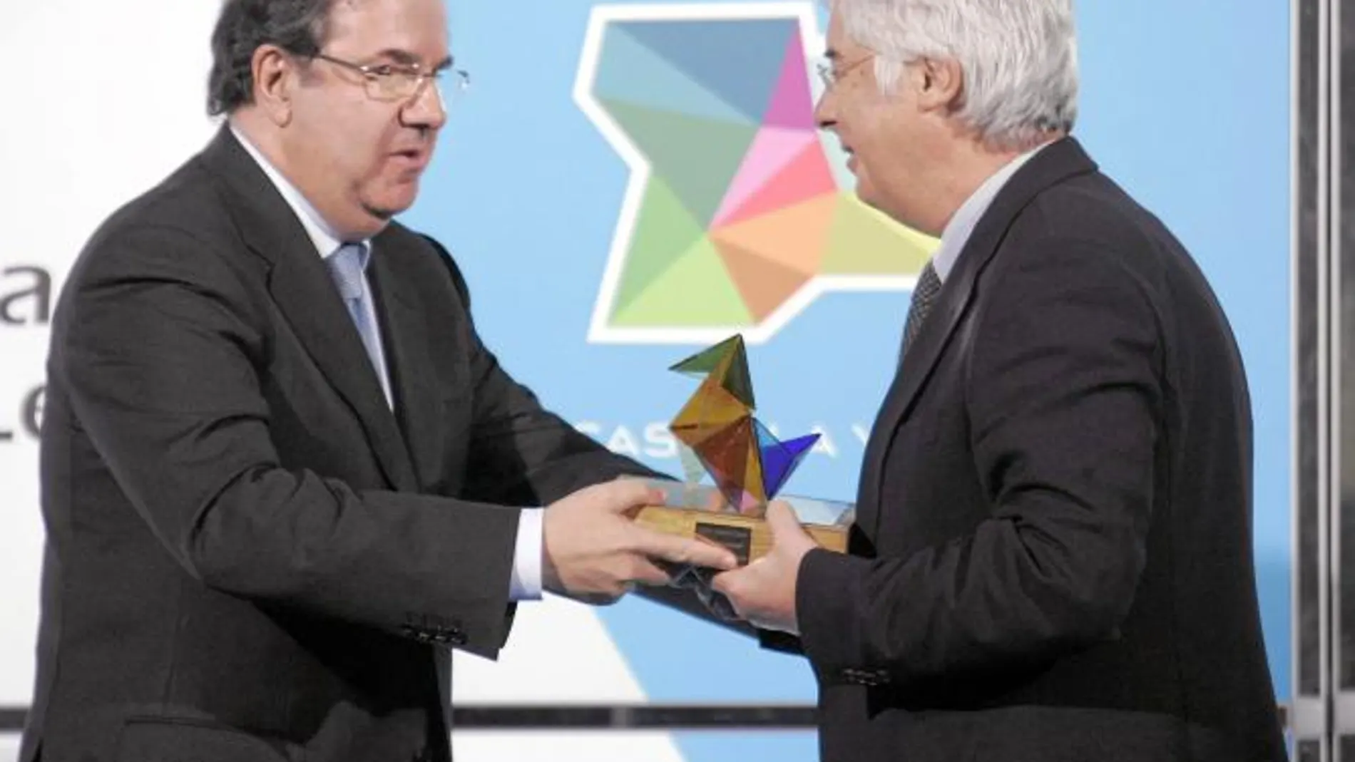 El presidente de Castilla y León, Juan Vicente Herrera, entrega el Premio a la Trayectoria Profesional, al periodista de la cadena SER Carlos Blanco