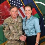 Caso Petraeus se complica y preocupa si amante obtuvo información clasificada
