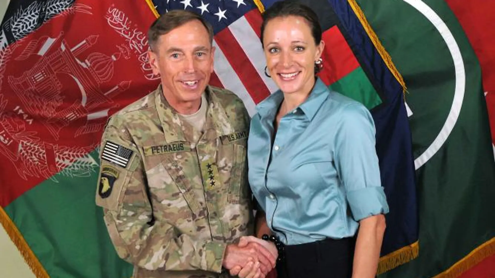 Caso Petraeus se complica y preocupa si amante obtuvo información clasificada