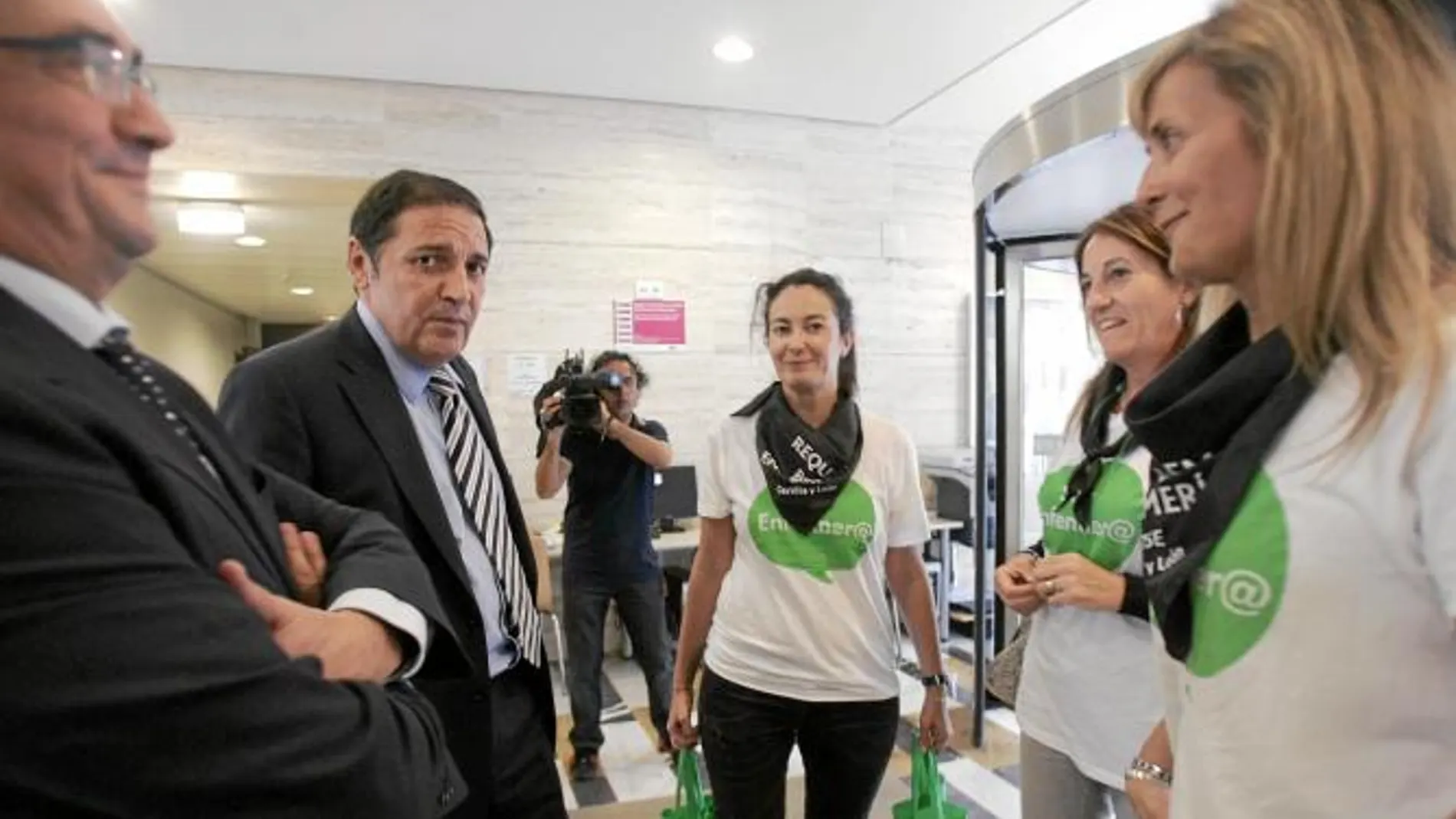 El consejero de Sanida, Antonio Sáez Aguado, recibe a las representantes de la caravana en Valladoid