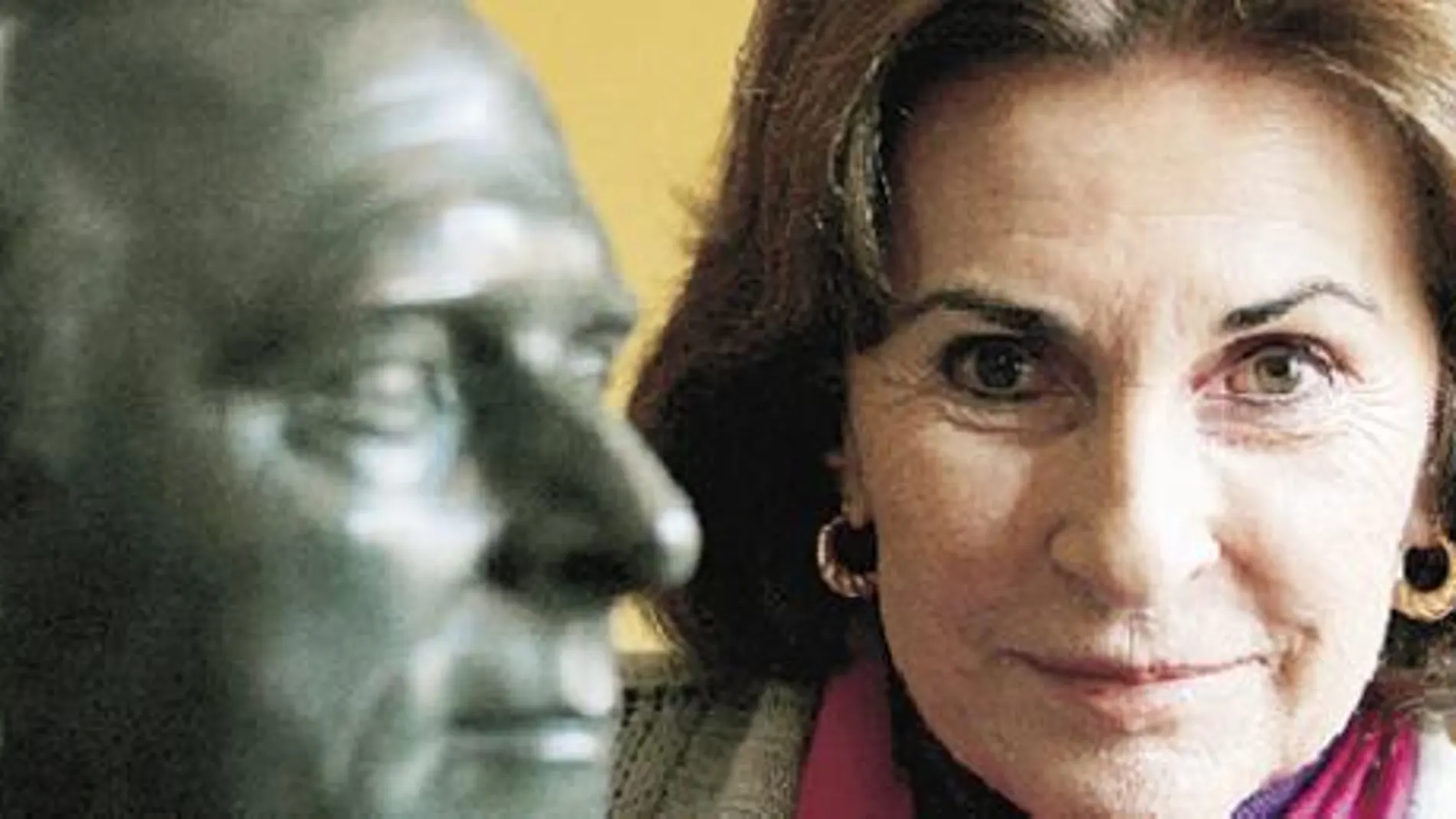 Ángela Sanza Briz, junto a un busto de su padre