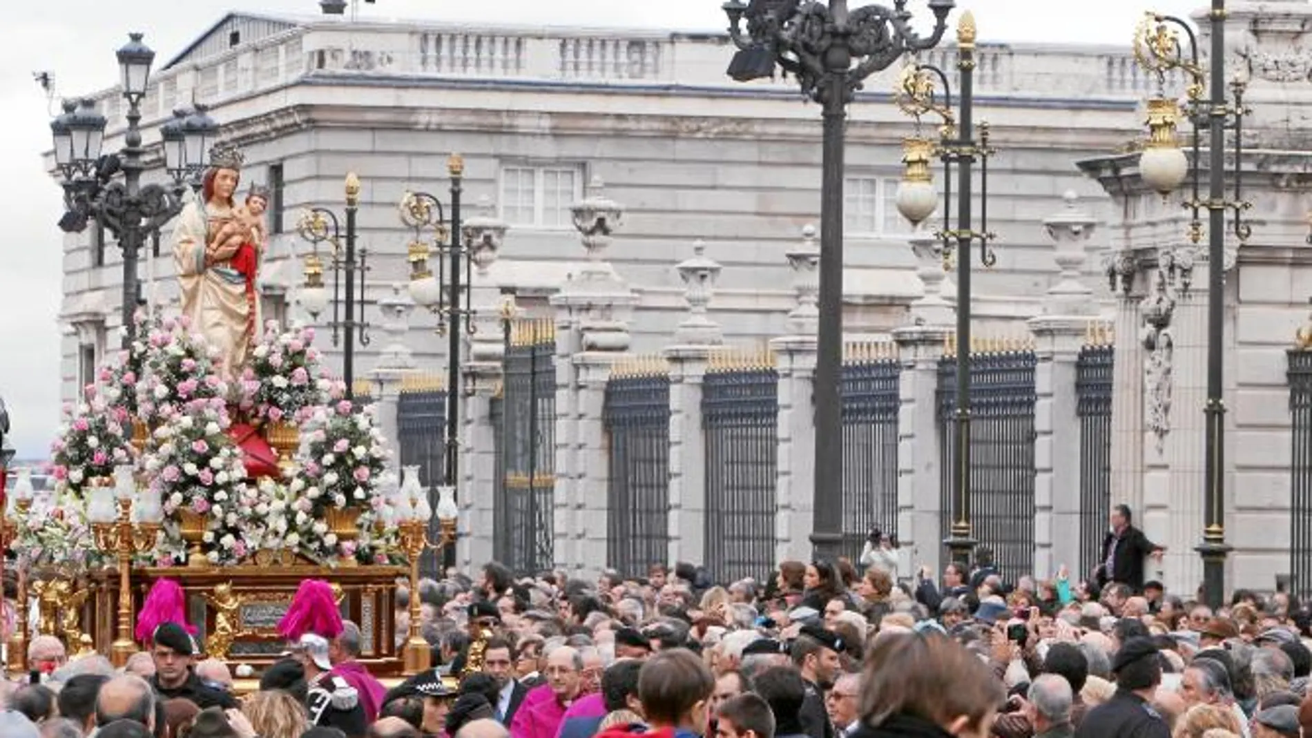 la lluvia obligó a celebrar la Eucaristía en honor a La Almudena en el interior de la catedral pero no impidió la tradicional procesión