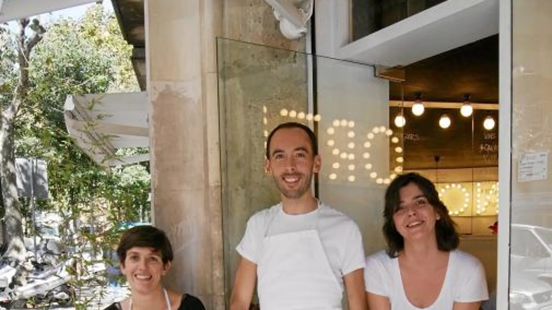 Lara, Fernando y María, en la entrada del establecimiento