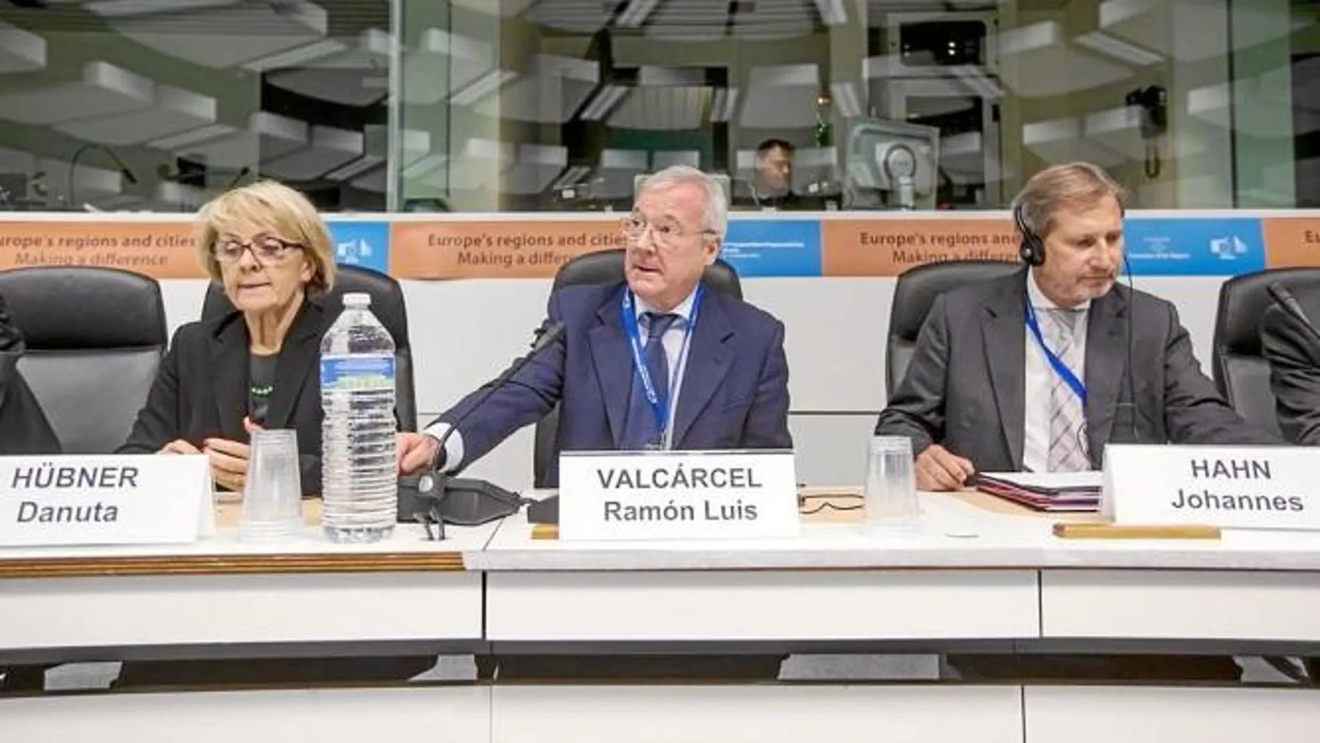 Ramón Luis Valcárcel, junto a Johannes Hahn, en la primera sesión del pleno del Comité de las Regiones