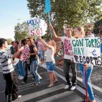 Un grupo de jóvenes se concentró ante la sede del Comisionado para el Polígono Sur a cuenta de los recortes en los programas previstos