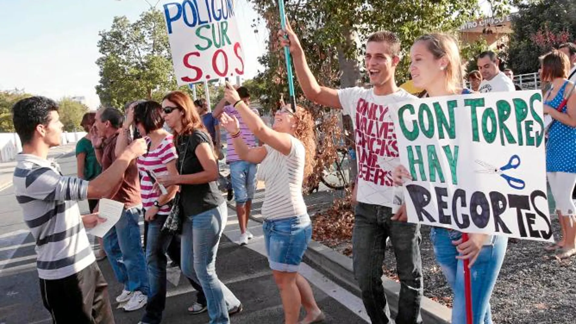 Un grupo de jóvenes se concentró ante la sede del Comisionado para el Polígono Sur a cuenta de los recortes en los programas previstos