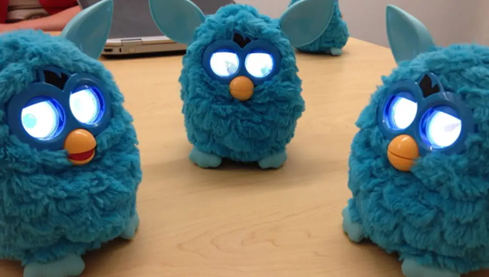 Furby vuelve más espeluznante que nunca gracias a unos ojos LCD