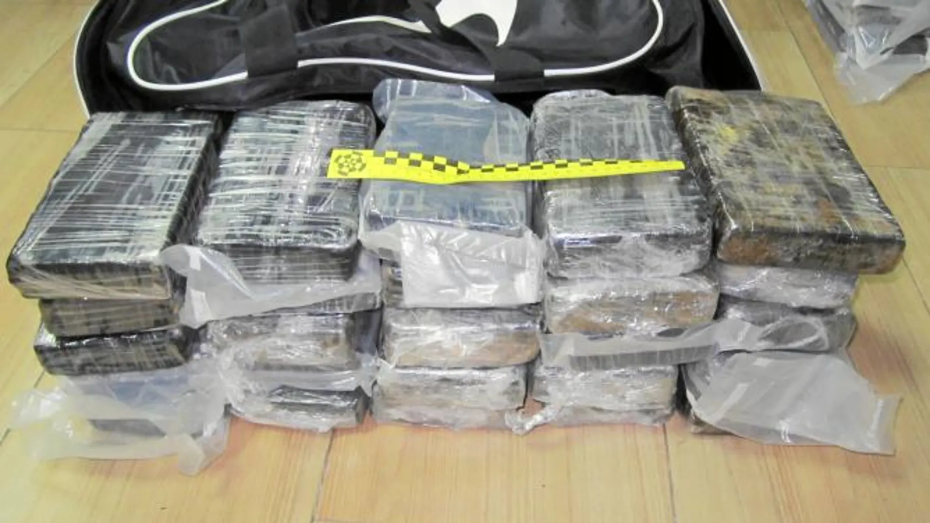 Parte de la cocaína decomisada en un fotografía facilitada por la Guardia Civil