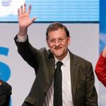 Rajoy y Sánchez- Camacho, ayer en un mitin, junto a la candidata del PP en Lérida, Dolors López