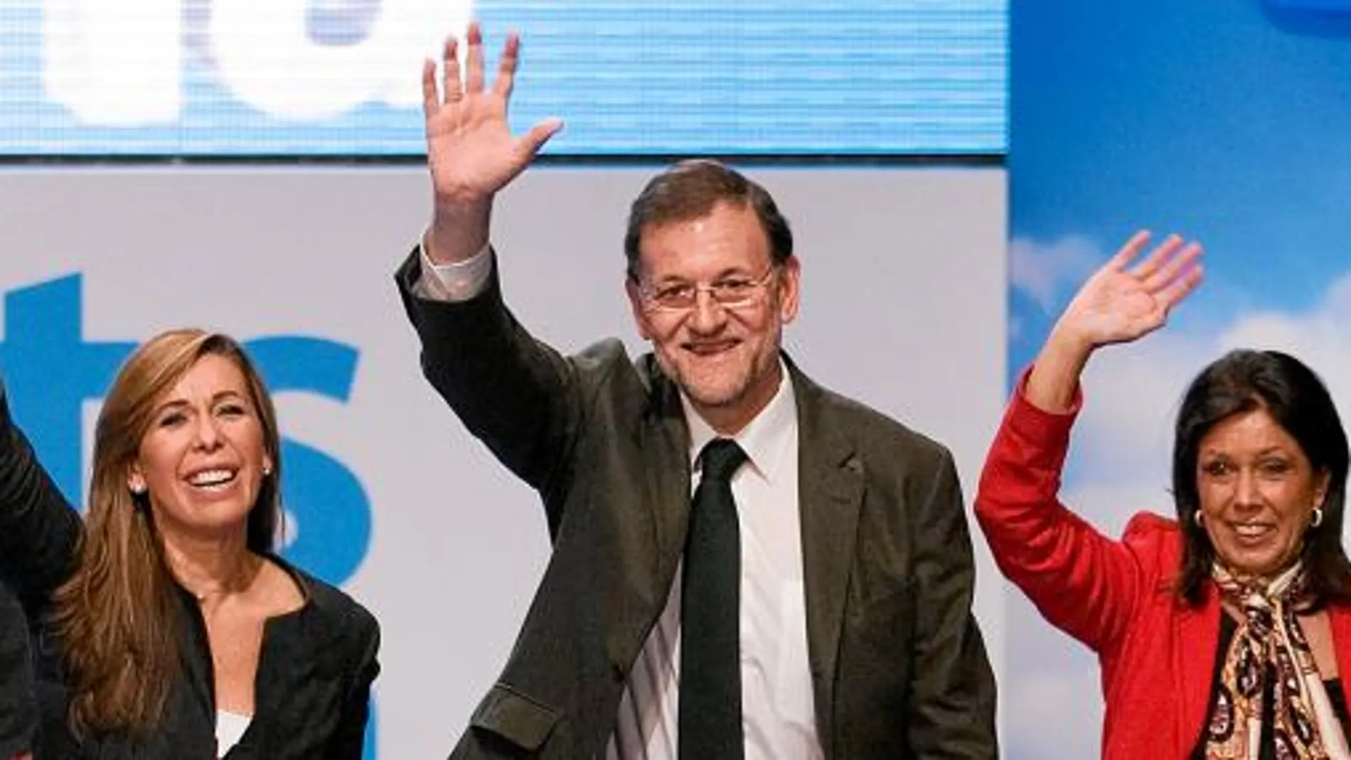 Rajoy y Sánchez- Camacho, ayer en un mitin, junto a la candidata del PP en Lérida, Dolors López