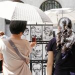 En la imagen, dos mujeres se protegen del sol en la Rambla de Barcelona