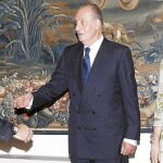 Don Juan Carlos saluda al presidente balear, José Ramón Bauzá, en presencia de Doña Sofía